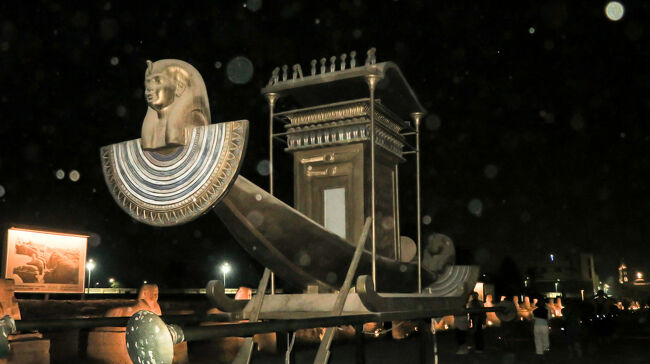 街道を少し進んだところに太陽の船のレプリカが置かれています。