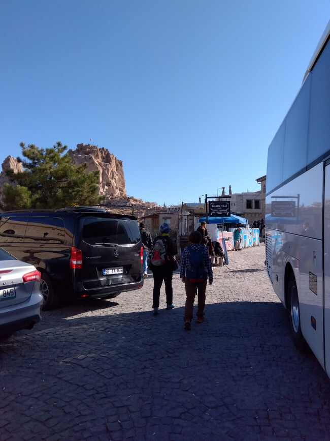 ギョレメからバスに乗ってウチヒサール城へ登ることにしました。