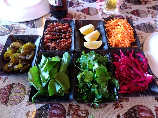 13:00にランチです。内陸にもかかわらず新鮮な野菜を使い、おいしい料理が出てきます。