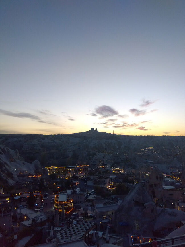 ウチヒサールからギョレメに戻り、夕方になったので高台に行きました。明かりのともり始めた街を前景にしてお城が遠くに見えます。