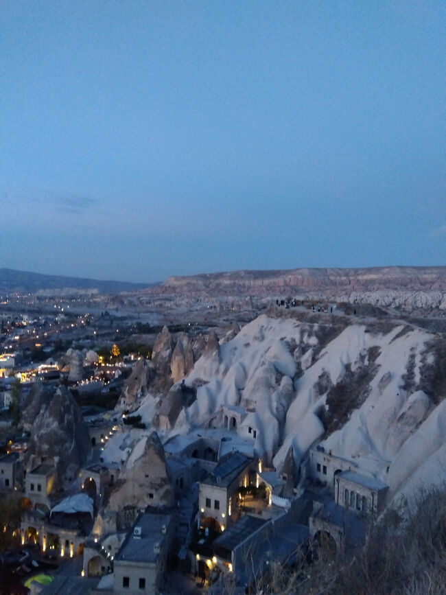 さて、この景色が見えるところまで行くにはホテルから坂を歩いて見晴らし台まで行く必要があります。通行料は一人50トルコリラです。<br />ホテルから近いので油断していた私たちはなんと財布を持たずに出かけてしまったのです。現金が無ければ通行料が払えません。カードを試したり、スマホに入っているアプリを試したり、いろいろ努力した挙句、どうしても通ることができずに帰ろうとしました。<br /><br />背中を丸め、ポケットに手を突っ込んでトボトボと歩きだし始めたその時、友だちがあっと声をあげました。なんと午前中に乗ったバスのお釣りがポケットの中に残っていたのです! 普段は財布以外に現金を入れないのに、こんな時に限って! ボロボロのお札が輝いて見えた瞬間です。<br /><br />無事に坂道の入口を通過して素敵な光景を見ることができました。