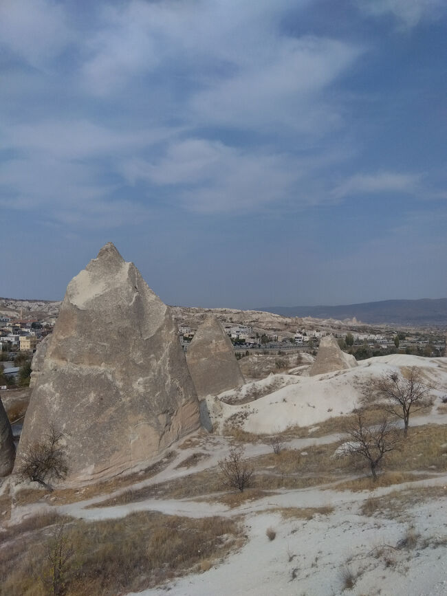 13:30に空港行きの車を予約していたので30分前からバスターミナルで待っていたところ、いてもたってもお迎えがきません。予約したツアー会社のデスクに人がいたためレシートを見せて何度も催促し、結局は担当ベースで新しく予約をしなおした様子でした。<br />14:00になってようやく車に乗って空港に向かうことになりました。