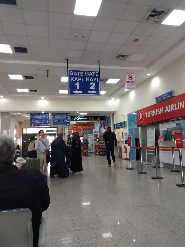 ネブシェヒル空港は小さい空港です。<br /><br />到着すると入口で荷物検査がありました。空港入口の検査は保安検査ではないので液体を持ち込んでも大丈夫なのですが、なんだか慌ててしまって水は空港内に入ってから売店で買いました。<br />なお、イスタンブール空港でも空港に入るだけで荷物検査があります。水の入ったペットボトルを空港の外に置いていく人も多いので一瞬考えてしまいますが、水OKです。