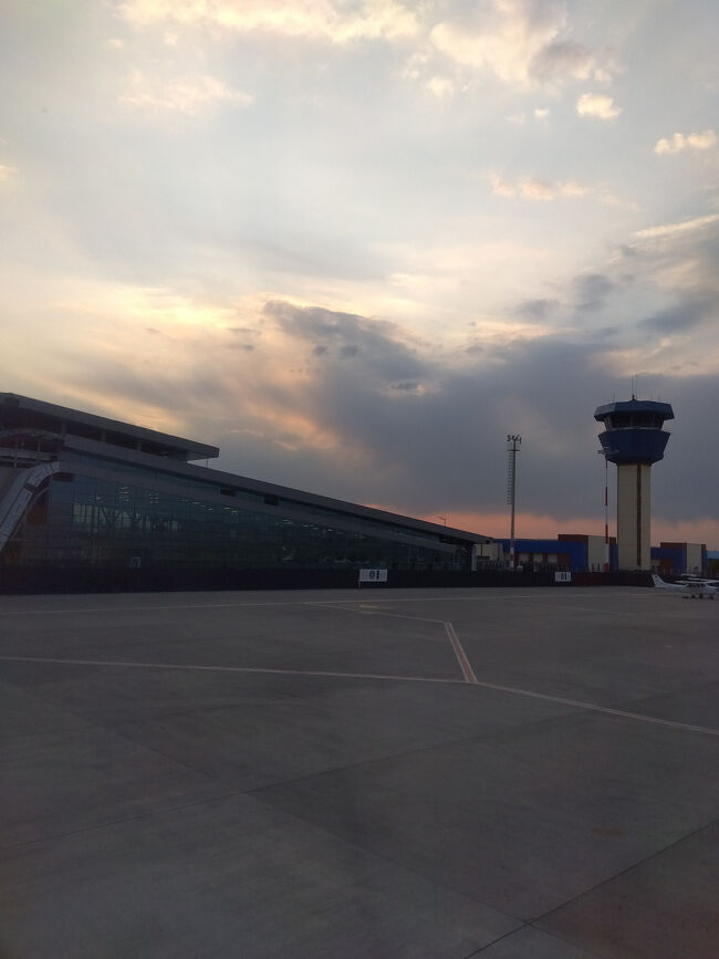 夕焼けのネブシェヒル空港です。