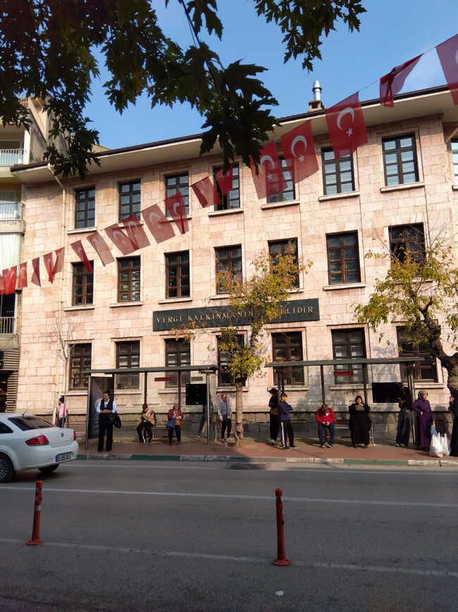 知らない国のバスに30分揺られるのは結構な勇気がいりました。もちろんスマホで位置情報は確かめられるし、バスの番号は間違っていないし、ドライバーさんにも降りる停車場を聞いたし大丈夫と思いつつ、でも言葉も分からないから不安はあります。<br /><br />降りるバス停の、ひとつ前で降りる若者に「次が私たちの停車場だよね?」と英語で聞いたら、「そうだよ、そうだよ、ここじゃないよ」と顔で伝えてくれました。帰りは同じ場所の向かいから乗るのだと思い、帰りのバス停を確かめるつもりで写真を撮りました。ちなみに帰りのバス停は全然違うところにありました。