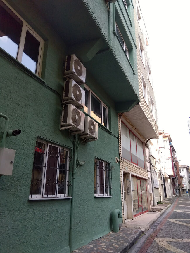 泊まったのはGreen Suites Bursaというところです。近くに来たときに、オーナーの方が鍵を持って迎えてくれました。部屋は十分に広く、何より助かったのは飲料水のタンクが置いてあったことでした。外食の回数が少ない私たちは、部屋で水をたくさん飲むので買い出しするときには5リットル入りの容器をスーパーで買ってホテルまでよいしょと持ってくることもあるのです。