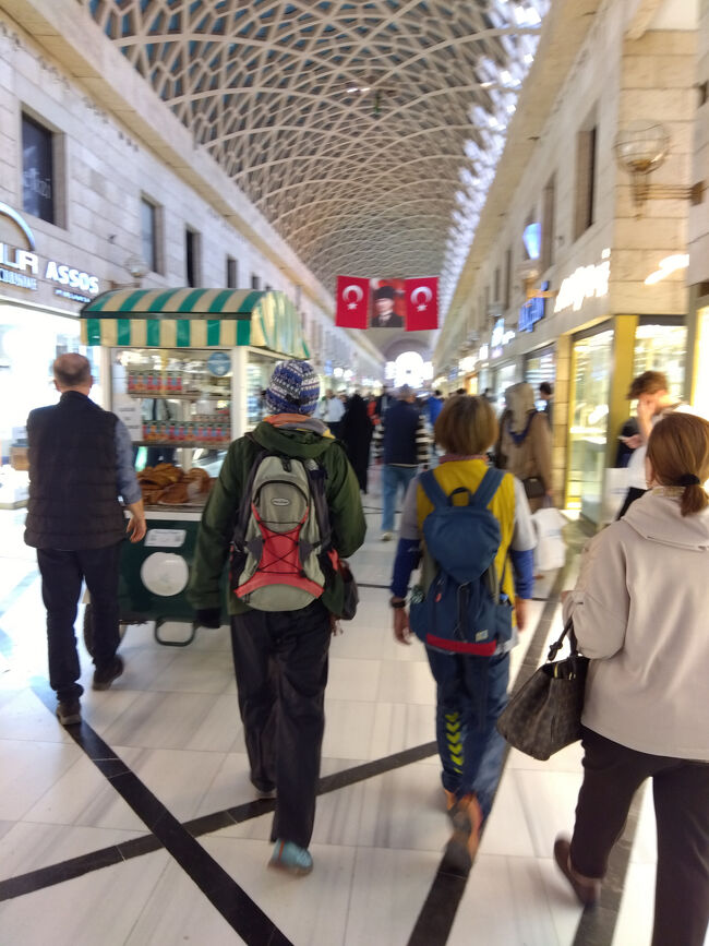 アーケードになっていて大勢の買い物客で溢れています。