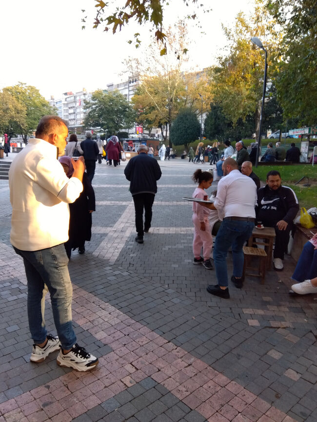 お茶の時間は一日に何回もあって、いたるところで熱々のチャイが供されます。