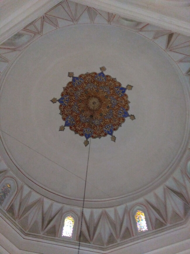 外壁は青いイズミックタイルが特徴的で、中にお墓が収められています。天井もきれいでした。