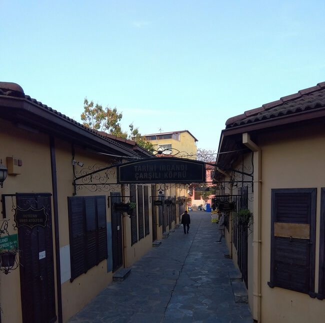 まだ早朝で店も開いていないイルガンディ橋です。橋の上に建物があるのは世界でも3つしかないそうです。