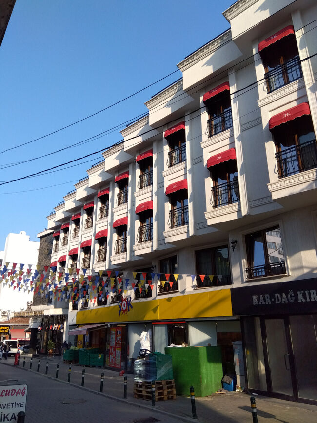 色彩が青空に映える建物です。旗の色もマッチしてます。