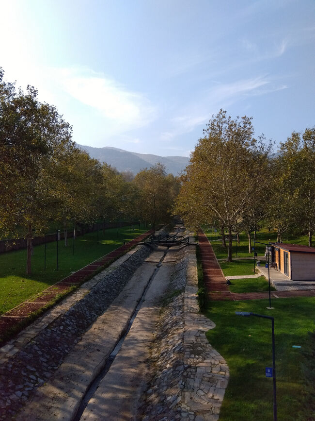 イルガンディ橋がかかっている下は水量の少ない川が流れていて両岸が遊歩道です。写真スポットでもあるようです。