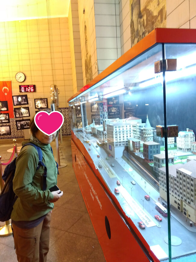 カラキョイからケーブルカーに乗りました。カラキョイにはフェリーの港、路面電車、ケーブルカーの駅があります。ケーブルカーの駅入口が分からず、開店前にお店の掃除をしている地元の方に道を聞いたらきょとんとしていました。それもそのはず、ケーブルカーの駅はすぐ後ろにあったのでした。