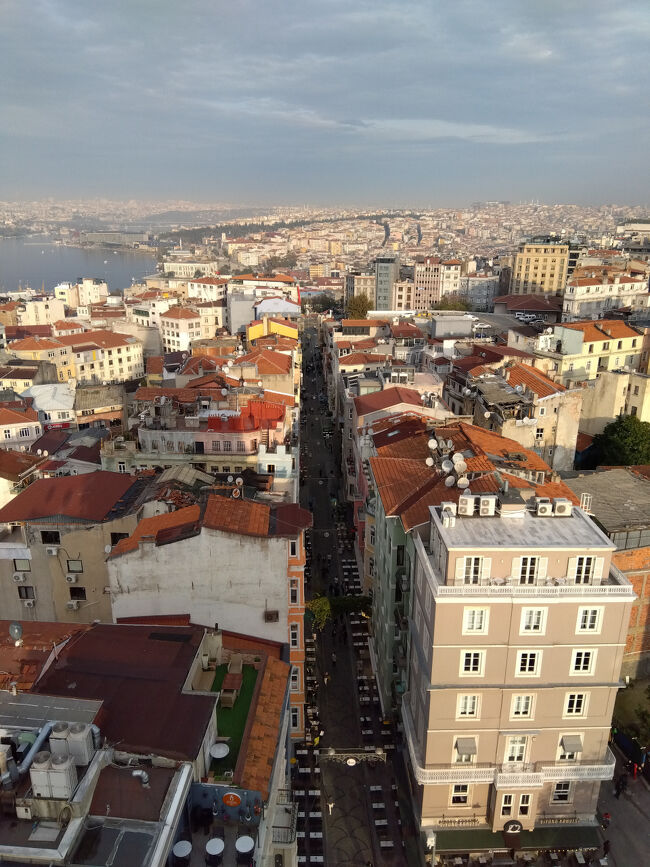 ガラタ塔に着いたところ、塔に入る料金が一人30ユーロだったので自分一人で上って写真を撮りました。