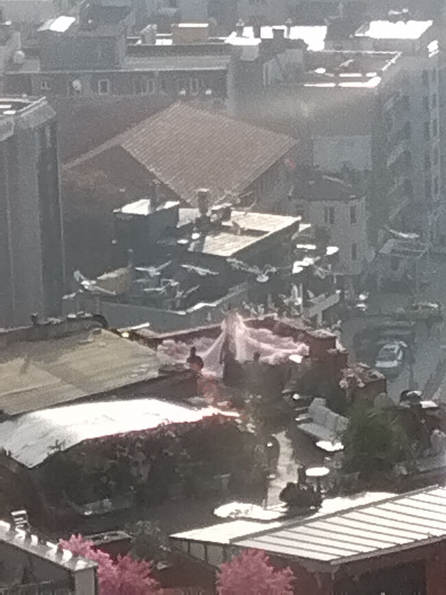 偶然に、どでかいウェディングドレスを着た人の撮影風景が目に入りました。イスタンブールの街並み、モスク、金角湾が背景になるなら記念写真撮影にはピッタリです。