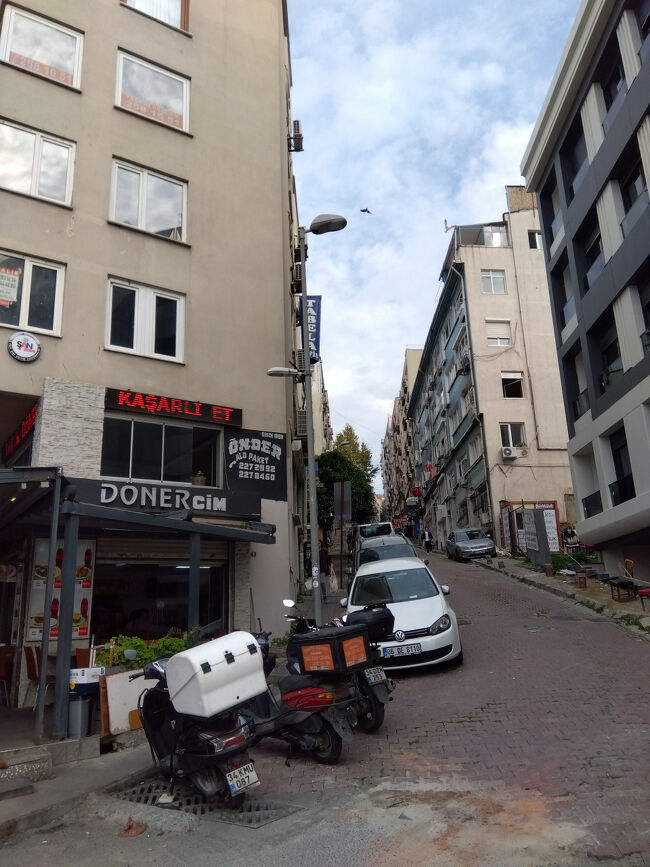 ここも急な坂があります。<br /><br />フェリーでカドゥキョイに戻り、ホテルのキッチンを使って自炊のランチを食べました。なんとお鍋でご飯を炊いたのです。と自分の手柄のように言ってますが、昼食はすべて作ってもらったのでした。ごちそうさまでした。