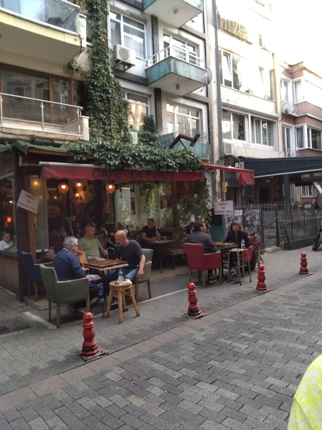 見てください。地元の方たちが老いも若きもバックギャモンをしています。これよ、この風景が見たかったんですよ。いい光景を見せてくださって感謝です。<br /><br />さて、街中でサッカーのユニフォームを着て盛り上がっている人たちがたくさんいたので何かと思ったら夜は地元チームの試合がありました。ホテルのテレビではサッカー解説しか見られず、試合の中継はYouTubeのみでした。残念ながらスマホとテレビをつなぐことができず、テレビもネットには繋がってなかったので、ものすごく小さい画面でサッカーを見ていました。点数が入ったら、まずテレビの解説者が興奮しているようすで話し、続いてスマホの画面が変わり、同時に外からも歓声が聞こえてくるという多重放送っぷりでした。