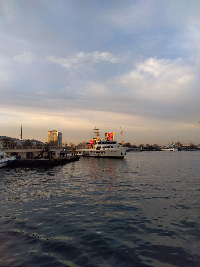 11月10日（月）【Day 13】帰国日<br /><br />8:00にホテルを出てエジプシャンバザールに行きます。カドゥキョイの港では、昨日のサッカーを応援しに来た方たちの貸し切り船が出航していました。トルコのサッカー熱を感じました。