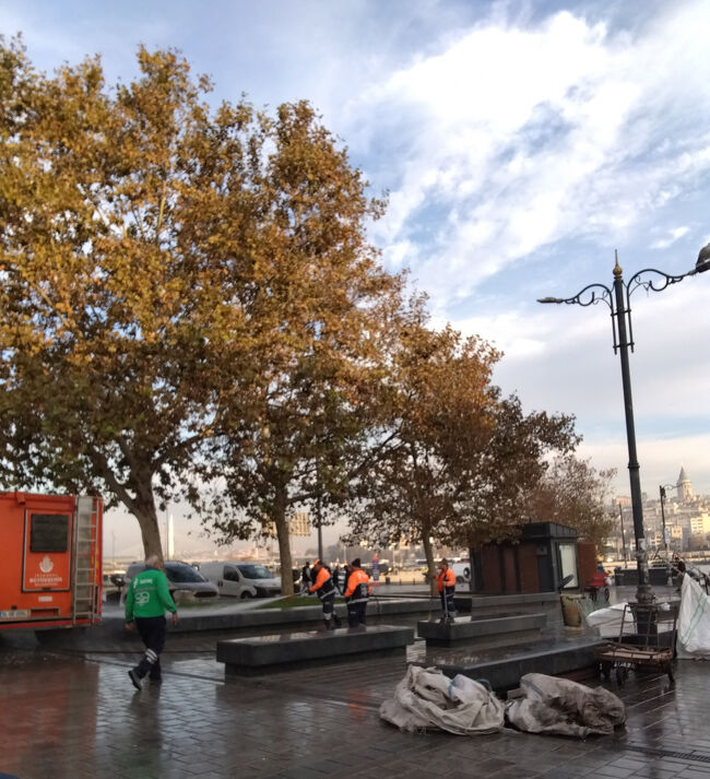 イスタンブールの街は早朝に道路を清掃します。夜に雨が降ってもいないのに路面が濡れていて滑りやすいのと、街が清潔に保たれているのには理由がありました。お疲れ様です。きれいにしてくださってありがとうございます。