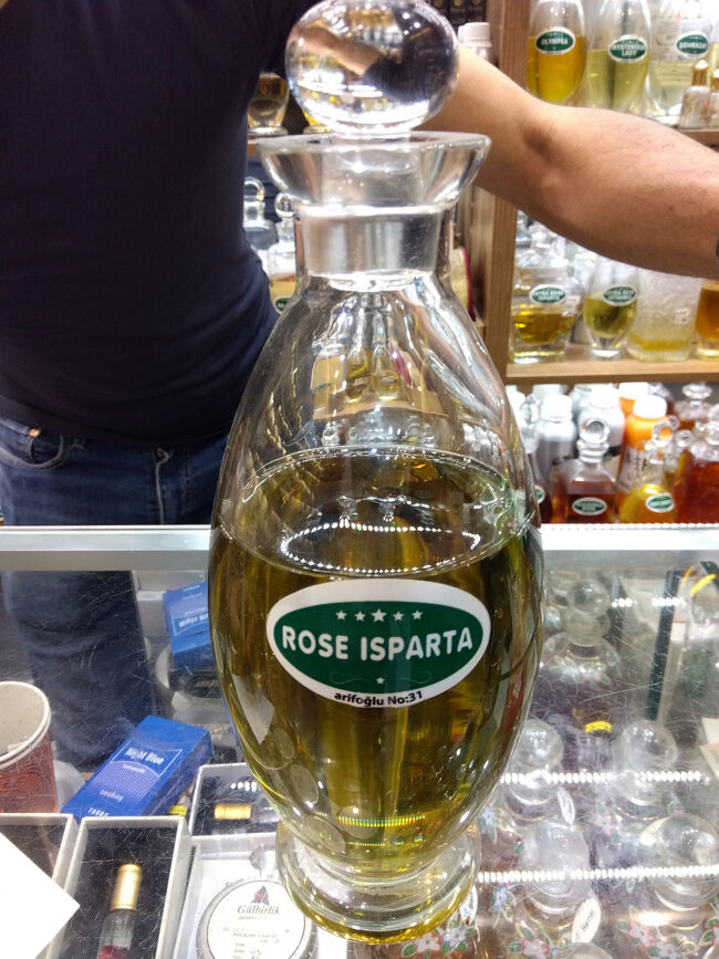 エジプシャンバザールで買ったローズオイルです。安いものではありませんでしたが、実は今回の滞在のなかでこの店にくるのは二回目で、一回目よりもお安く手に入れることができました。<br /><br />買い物を済ませたあと、11月10日午前9時5分になりムスタファ・ケマル・アタテュルクのために黙禱することになりました。エジプシャンバザールに放送が鳴り響き、全員が立ち止まって胸に手を置き追悼します。