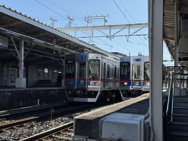 一駅で柴又駅に到着です。<br />都会では珍しい(？)構内踏切でしばし足止め。