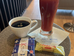 いつものようにANAラウンジへ
車の運転はないのでレッドアイで乾杯！