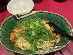 お昼は広島名物の汁なし担々麺