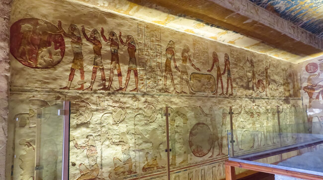 左壁面の装飾。