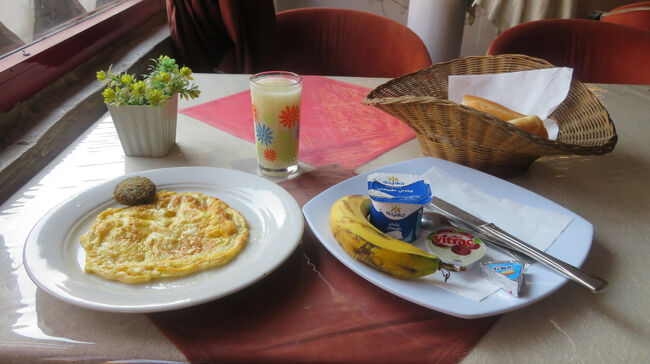 朝食はスタッフが配膳します。<br />