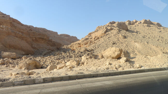 車は市街地北側の橋を渡ってナイル川西岸に入り、程なくしてどんどん山の中へ入っていきます。<br />こりゃ、車を使わないで来るのは無理だぁ。