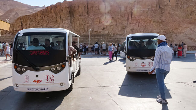 ビジターセンターからTaf Taf（タフタフ－有料です）で入口に向かいます。