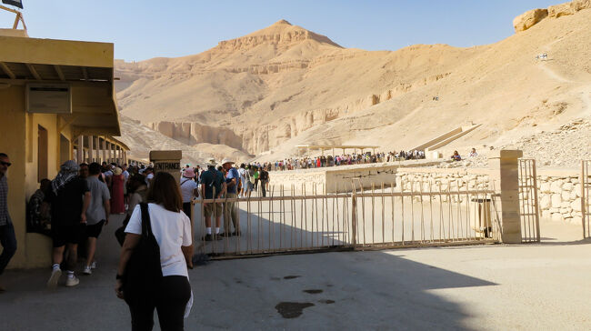 入口につきました。ガイドの話どおり、至る所で大勢の人が列を作っています。