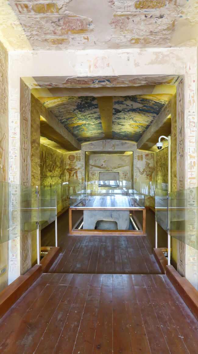 石棺が置かれている部屋に来ました。前室でしょうか。