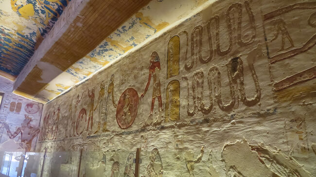 右壁面の装飾。鮮やかに色が残っています。