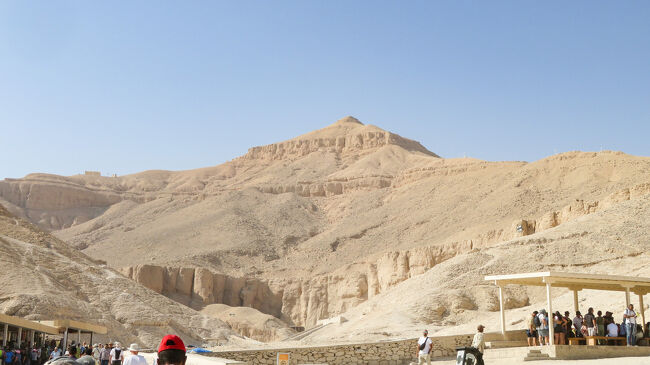 王家の谷を見守るようにピラミッドのような形をした山がそびえています。<br />ガイドの話によれば、あの山があるのでこの地が王の墓の場所に選ばれたのではないかとのこと。<br />