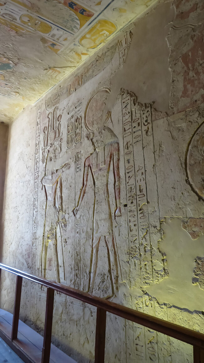 通路には、ラー神のレリーフがあります。