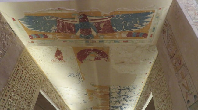 天井には鳥の装飾が残っています。