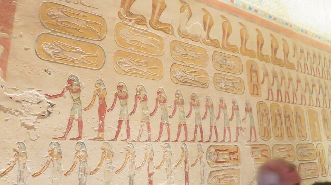 さらに進んだところの壁面のレリーフ。