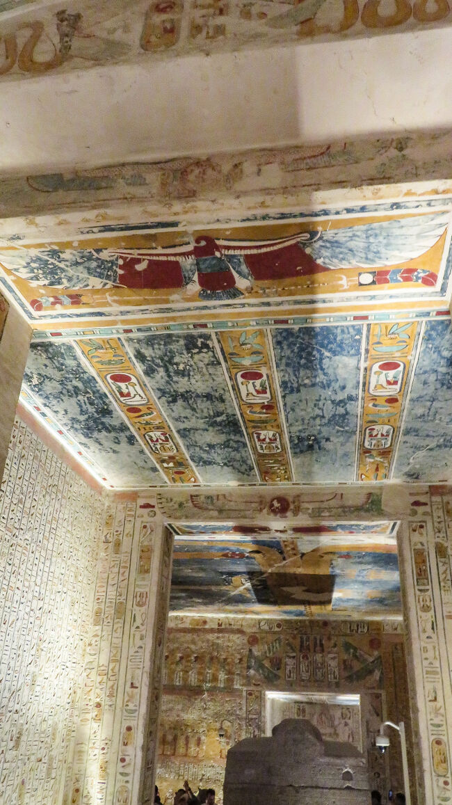 前室の手前に来ました。ここにも鳥の装飾が綺麗に残っています。