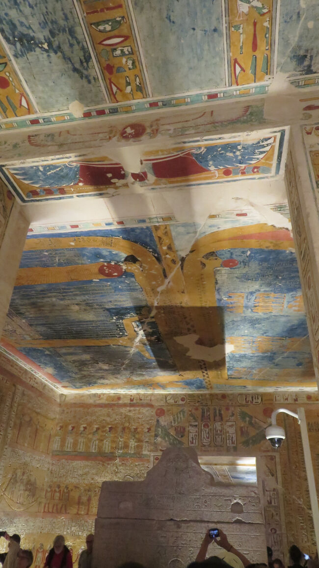 前室の天井の装飾。