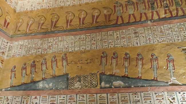 壁面の装飾。コブラと墓地の守護者であるアビヌス神が描かれています。王の墓を守ろうという思いの表れでしょうか。