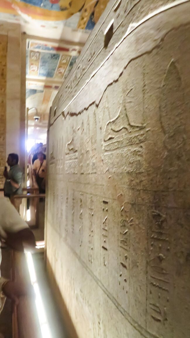 石棺は他に比べ非常に大きいです。