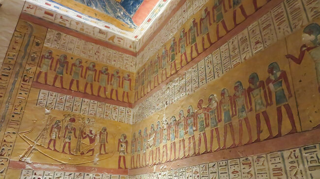 再び前室の壁面。ここにもラー神が描かれています。神の守護を得たという王の権威を伝えたかったのでしょうか。