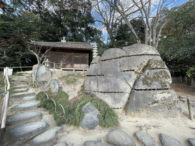 池田綱政が庭園内に運ばせた巨石『大立石』<br />巨大な花崗岩だ