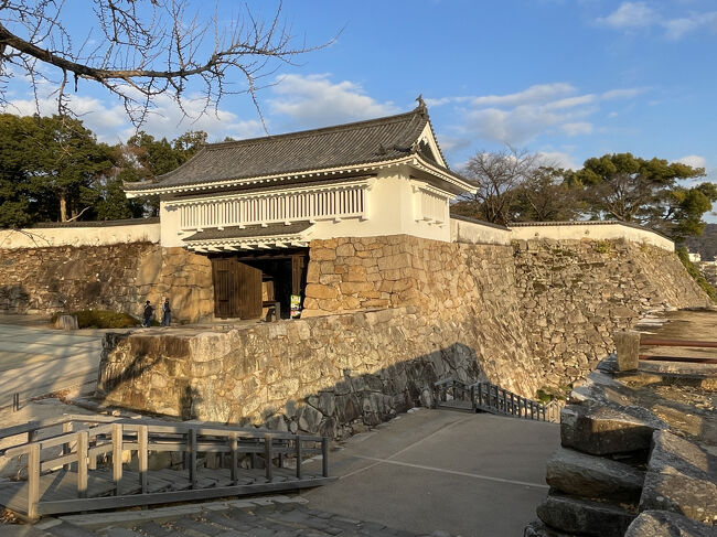 不明門（あかずのもん）<br />江戸期はこの門は閉ざされていた<br />別途に渡り廊下があり、藩主はそこを通っていた