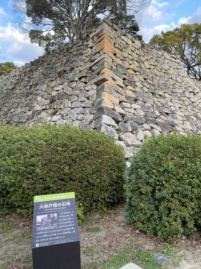 大納戸櫓の石垣<br />上に行くほ反り返っている反り返っている
