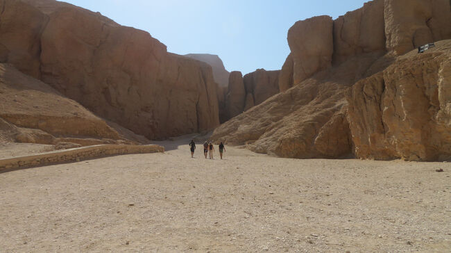 道を奥の方へ進んでいきます。