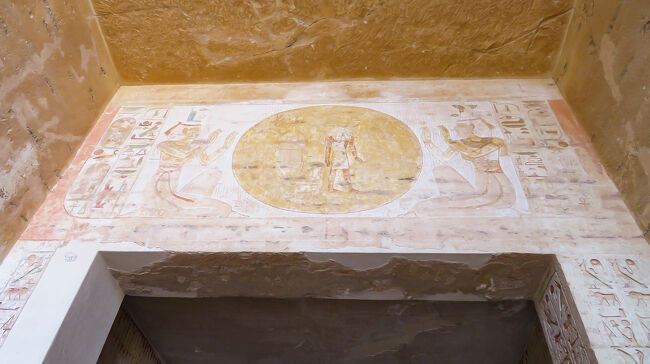 セティ２世の墓の入口に着きました。上部にはスカラベとクヌム神が描かれています。前の２人より時代を遡るせいか、様式が少し異なるような気がします。