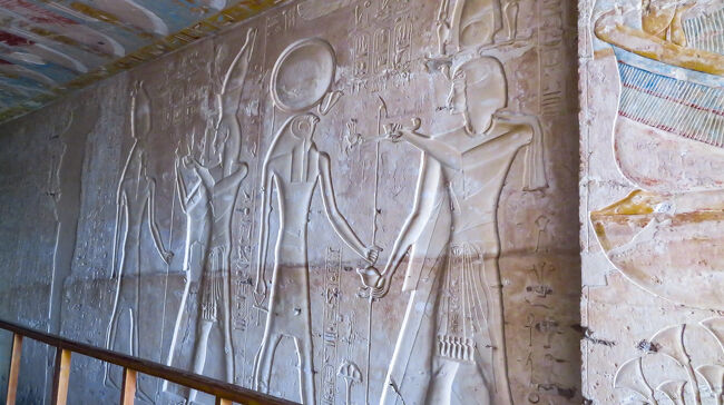 通路の壁面にはラー神のレリーフがあります。