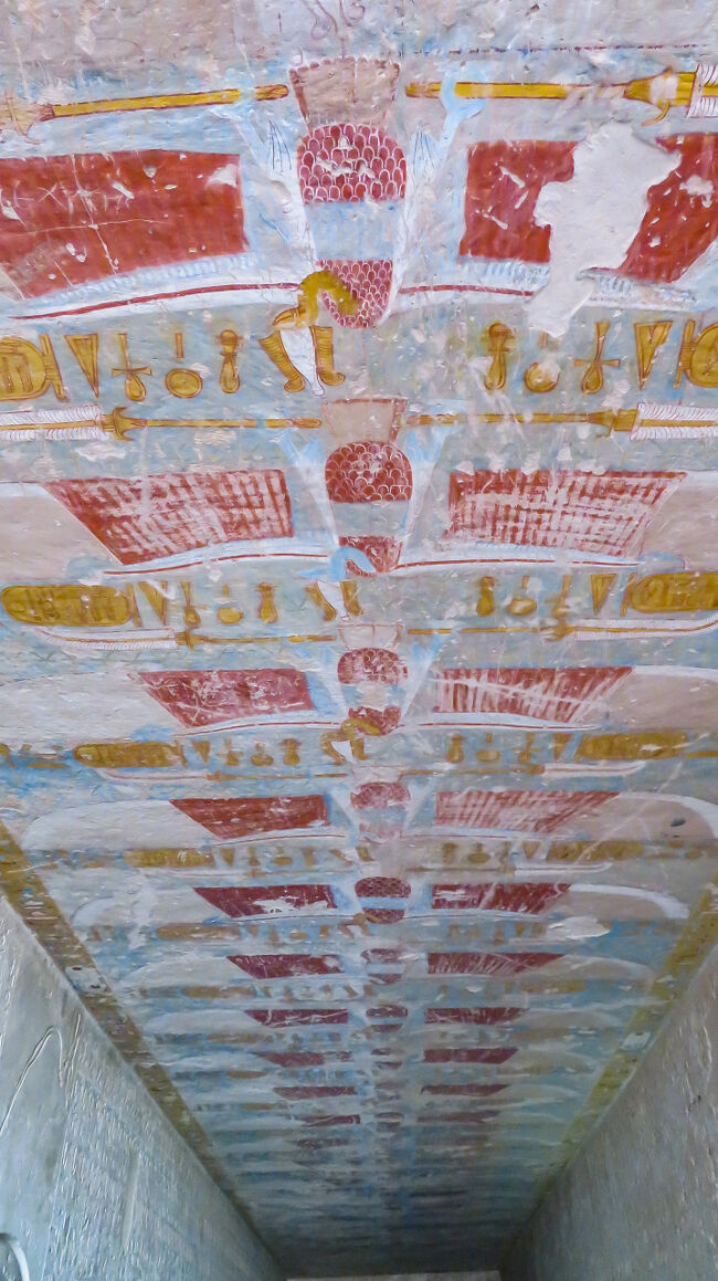 通路の天井には、ネクベト神の装飾が色鮮やかに残っています。